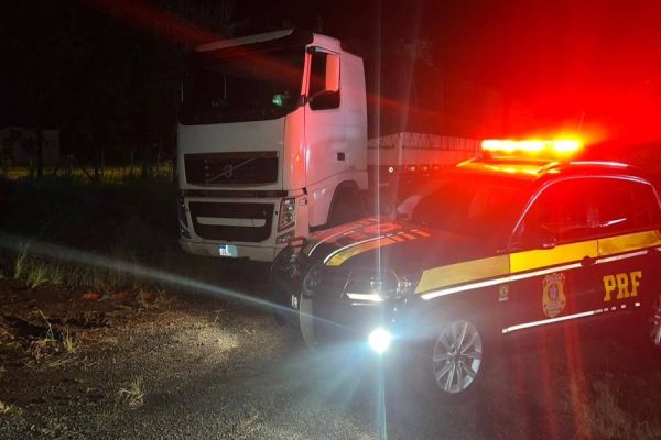 PRF recupera na BR-369 caminhão furtado em Goiânia-GO; Veiculo seguia sentido Cascavel