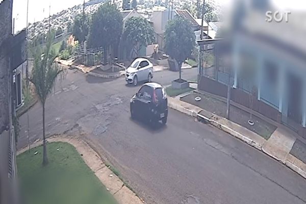 Mulheres ficam feridas em forte colisão de trânsito na Rua Maracaí