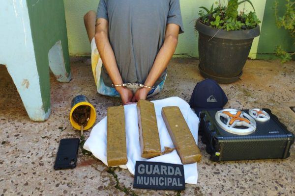 Rapaz de 28 anos é detido pela Guarda Municipal com objetos furtados e tabletes de maconha