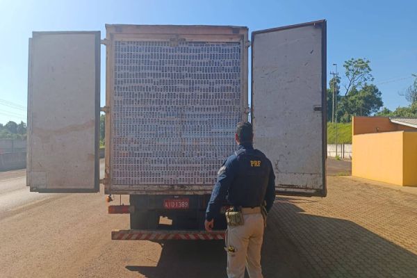 Caminhão recheado de cigarros contrabandeados é apreendido na BR-277 em Cascavel
