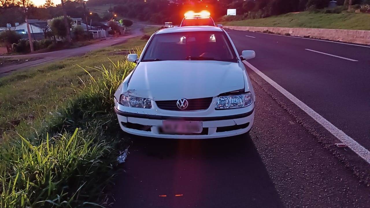 Gol colide na mureta divisora da PRc-467 e condutor fica ferido