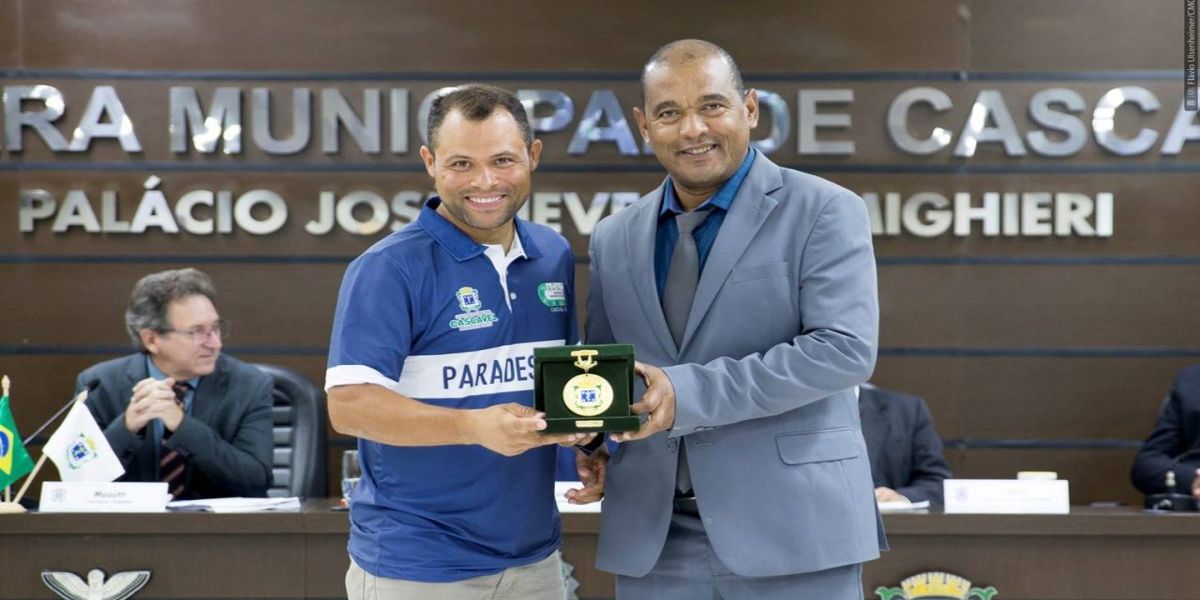 Câmara de Cascavel entrega medalha esportiva a Elielson Rodrigues, campeão no paraciclismo