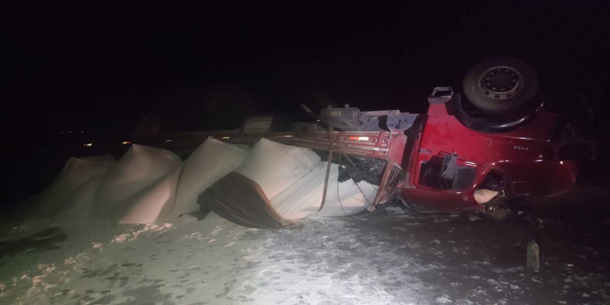 Caminhão carregado de fécula de mandioca tomba na PR-486 em Brasilândia do Sul