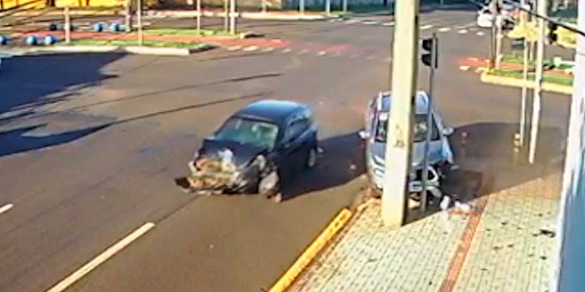Acidente de trânsito envolvendo dois automóveis é registrado na Avenida Barão do Rio Branco