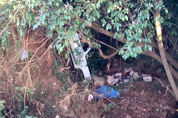 Acidente grave na PRc-467 deixa mulher ferida e veículo capotado em ribanceira