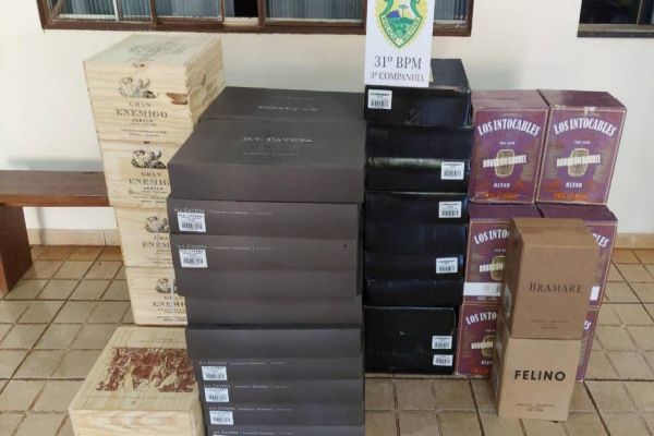 Polícia Militar apreende 49 caixas de vinho de origem argentina em ação de descaminho na BR-369