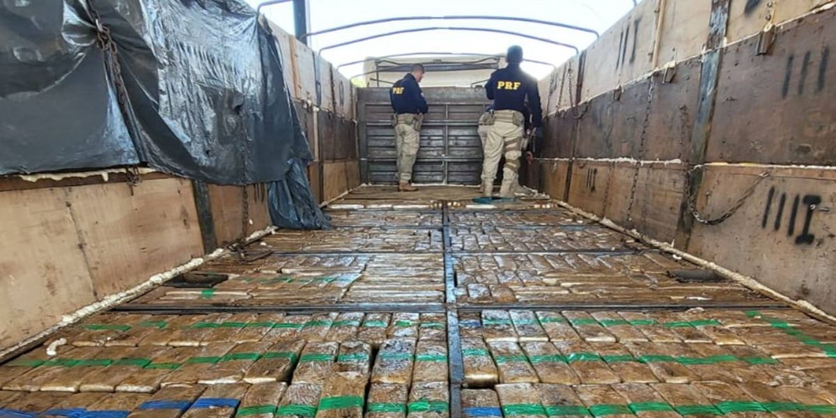 PRF encontra carga de maconha em assoalho falso de carreta