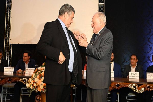 Posse festiva da AMIC PR demonstra força da entidade