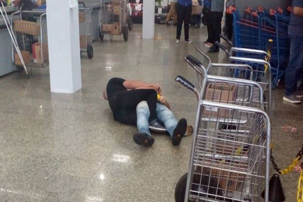 Imagem referente a notícia: Guarda Municipal detém homem agressivo que danificava mercado no bairro Presidente