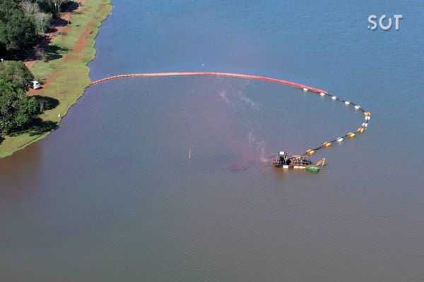 Imagem referente a notícia: Desassoreamento do Lago Municipal de Cascavel é iniciado