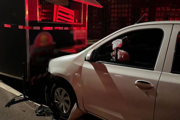 Carro atinge em trailer de lanches e condutor é detido pela PM no Bairro São Cristóvão