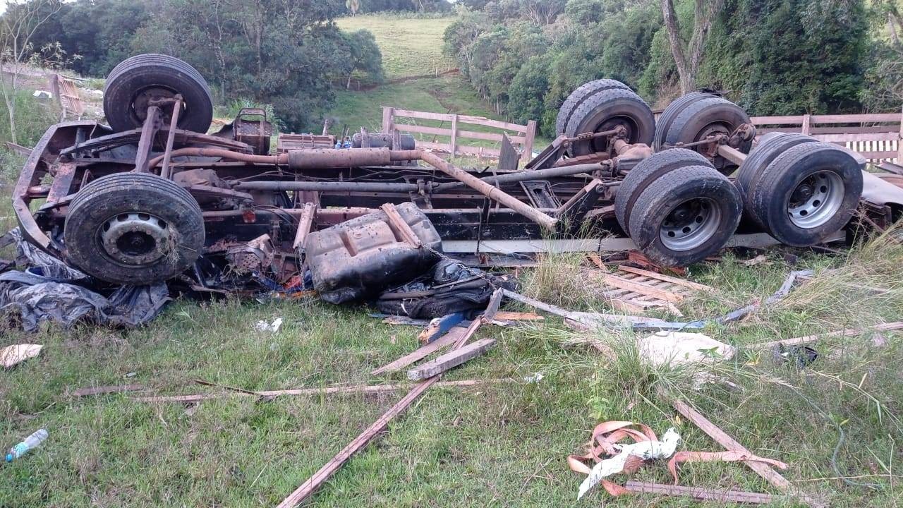 Caminhoneiro morre após ser ejetado de veículo em acidente na BR-158, próximo a ponte do Rio Piquiri