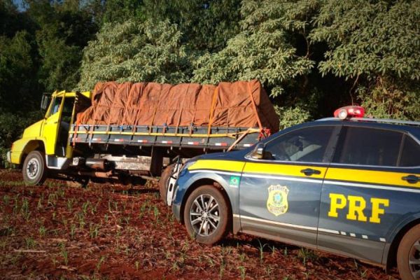 Após fuga, PRF apreende caminhão carregado com cigarros em Assis Chateaubriand