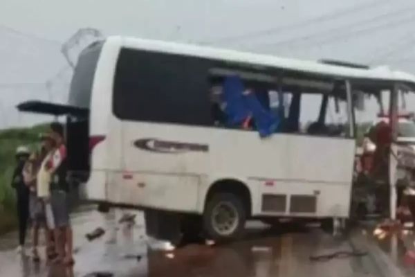 Acidente entre caminhão e micro-ônibus deixa pelo menos 12 mortos no Pará