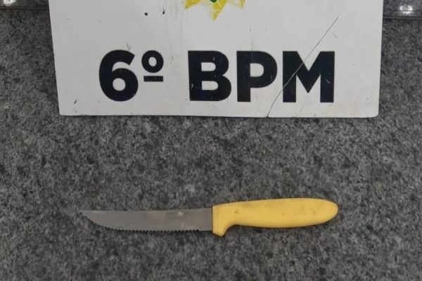 Homem é preso pela PM após esfaquear esposa enquanto ela dormia no bairro Interlagos