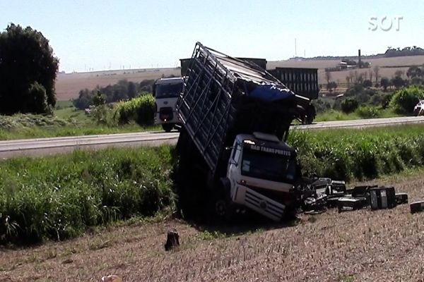 Quatro pessoas ficam feridas em grave acidente na BR-277 próximo a Santa Tereza do Oeste