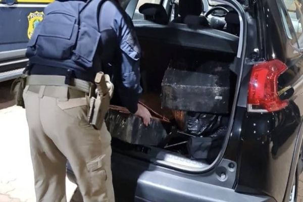 Mulher tenta fugir da PRF, mas é presa com maconha na BR-277 em Cascavel