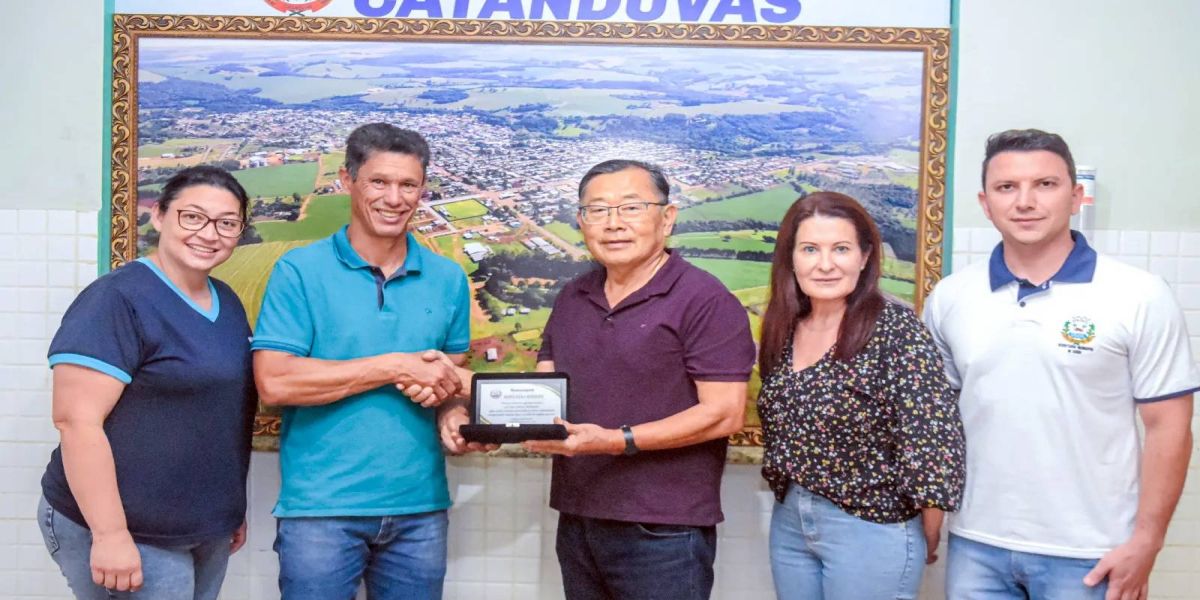 Prefeito de Catanduvas homenageia médico recém-aposentado por dedicação à saúde pública
