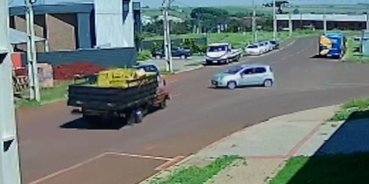 Gravíssimo acidente envolvendo três veículos deixa duas pessoas feridas no Bairro Vista Linda