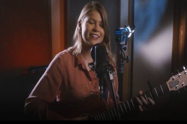 Contra a Violência: Cantora Vicka compôs e dá voz à música da campanha "Deixa pra lá"