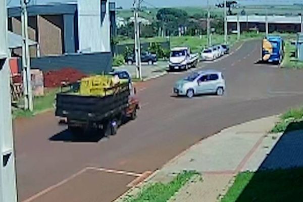 Gravíssimo acidente envolvendo três veículos deixa duas pessoas feridas no Bairro Vista Linda