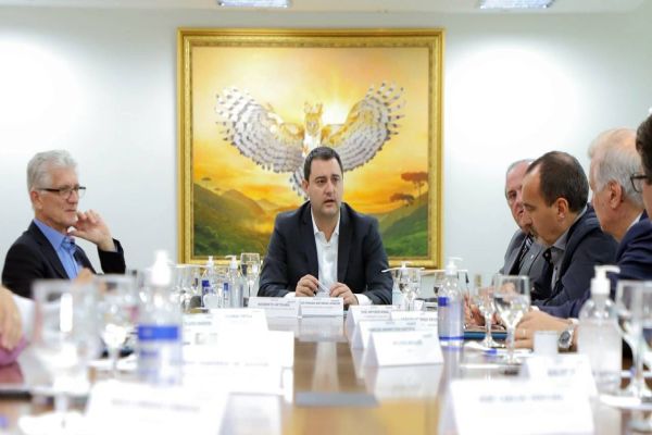 Governador recebe nova diretoria do Sindiavipar e reforça apoio do Estado ao setor