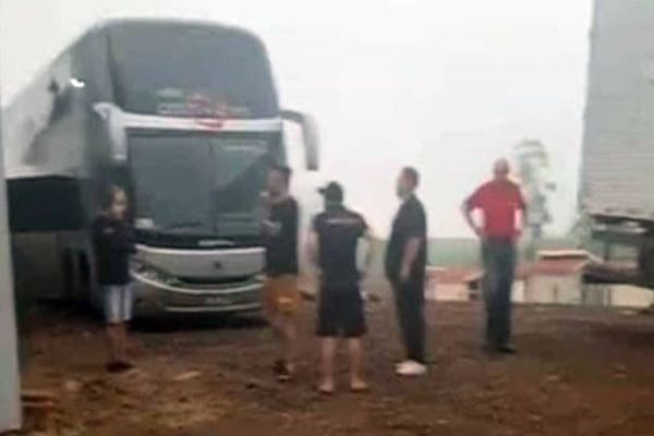 Jovem dorme embaixo de caminhão durante baile e morre atropelado