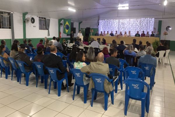 Cerimônia de posse da nova presidente da associação de moradores do bairro Floresta, em Cascavel