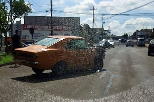 Opala se envolve em forte colisão entre três veículos no Bairro Parque São Paulo