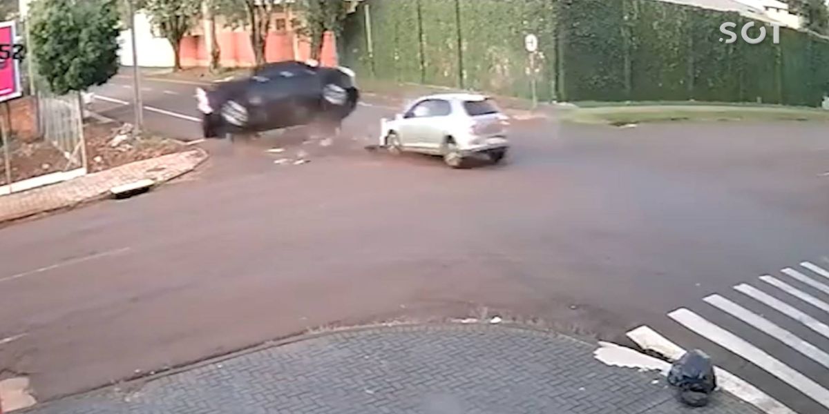 Caminhonete tomba após colisão com veículo Polo no centro de Cascavel