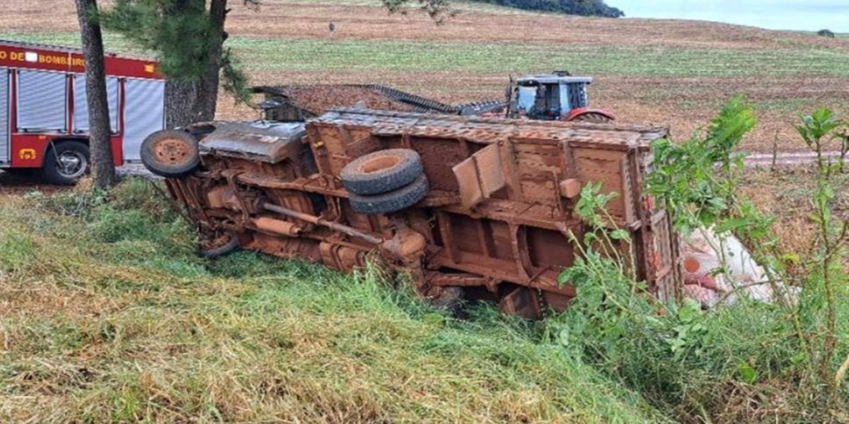 F4000 tomba na PR 474 devido a ultrapassagem forçada em Campo Bonito