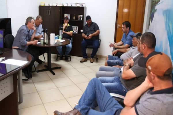 Vereador encaminha com secretário de Agricultura pedidos de produtores rurais