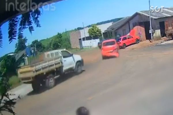 Câmera de segurança registra fuga de assaltantes de agência bancária em Laranjal