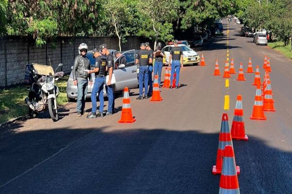 Polícia Militar realiza ação de fiscalização de trânsito na região central de Cascavel