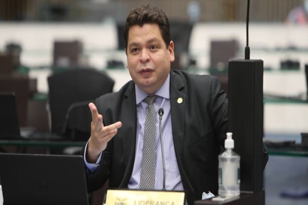 Projeto de Lei de Gugu Bueno obriga que concessionárias de água e luz facilitem pagamento de débitos