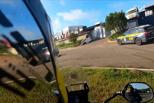 Adolescente tenta fugir da PRF e capota veículo e atinge portão de empresa no Paraná