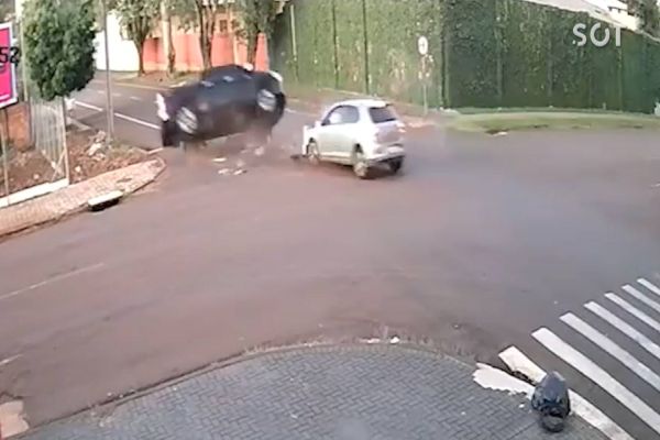 Caminhonete tomba após colisão com veículo Polo no centro de Cascavel