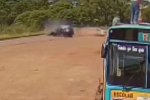 Imagem referente a notícia: Viatura da Polícia Militar se envolve em violenta colisão na PR-466 em Turvo