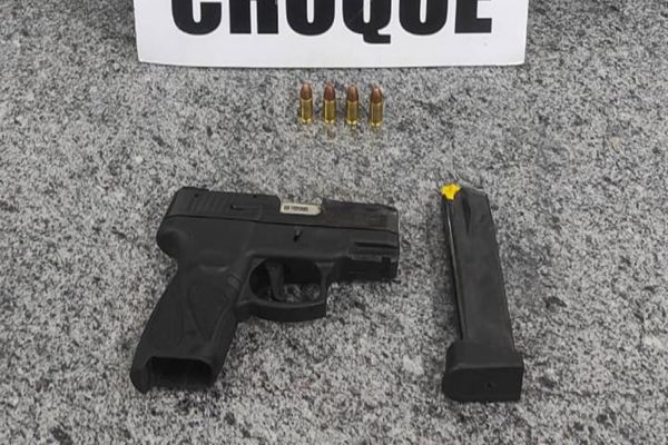 Pelotão de Choque apreende arma de fogo em abordagem a casal no Santa Cruz