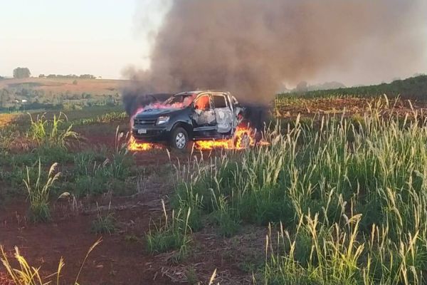 Assaltantes armados aterrorizam propriedade rural, roubam objetos e incendeiam veículo na fuga