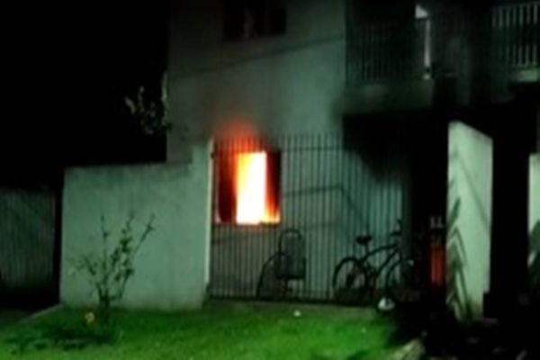 Jovem discute com esposa e coloca fogo no colchão enquanto ela dormia