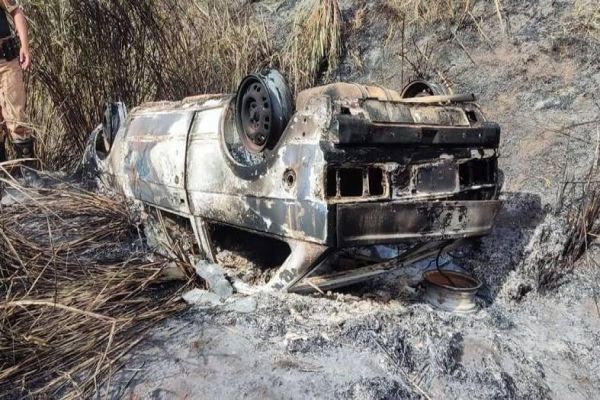 Corpo é encontrado carbonizado dentro de carro capotado na PR-092