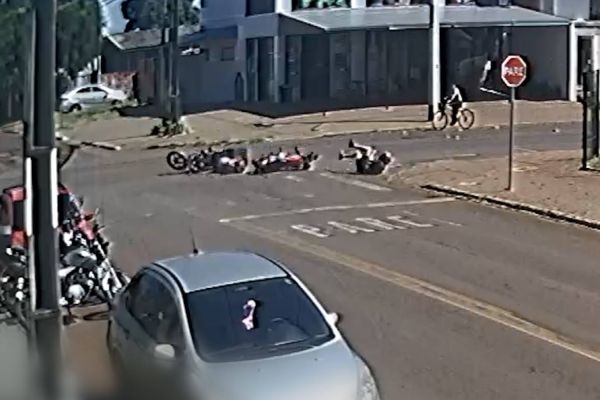Câmeras de monitoramento registra colisão entre motos na Avenida das Pombas