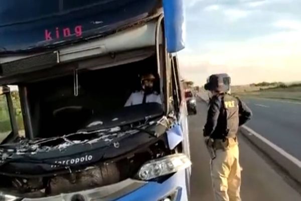 Motorista é flagrado dirigindo ônibus sem para-brisa e usando capacete de moto; veja vídeo
