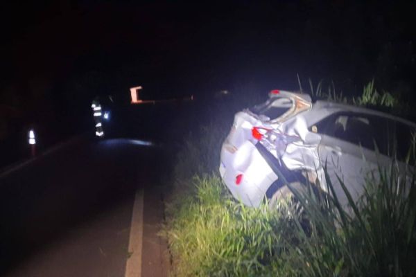 Duas pessoas ficam feridas após saída de pista na PR-180 em Cascavel