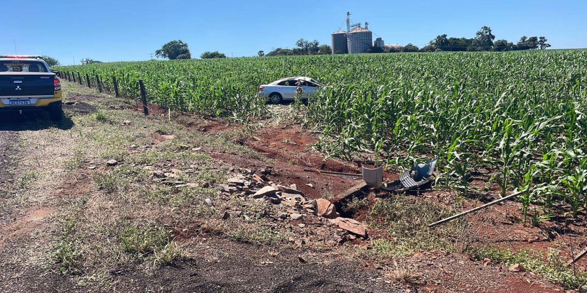 Mulher de 27 anos fica ferida em capotamento na PR-497 entre São Miguel do Iguaçu e Itaipulândia