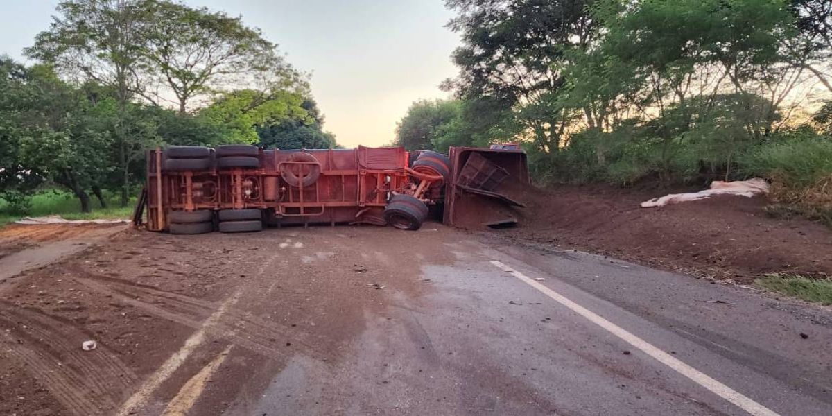 Caminhão carregado com esterco tomba e interdita a PR-323 em Iporã