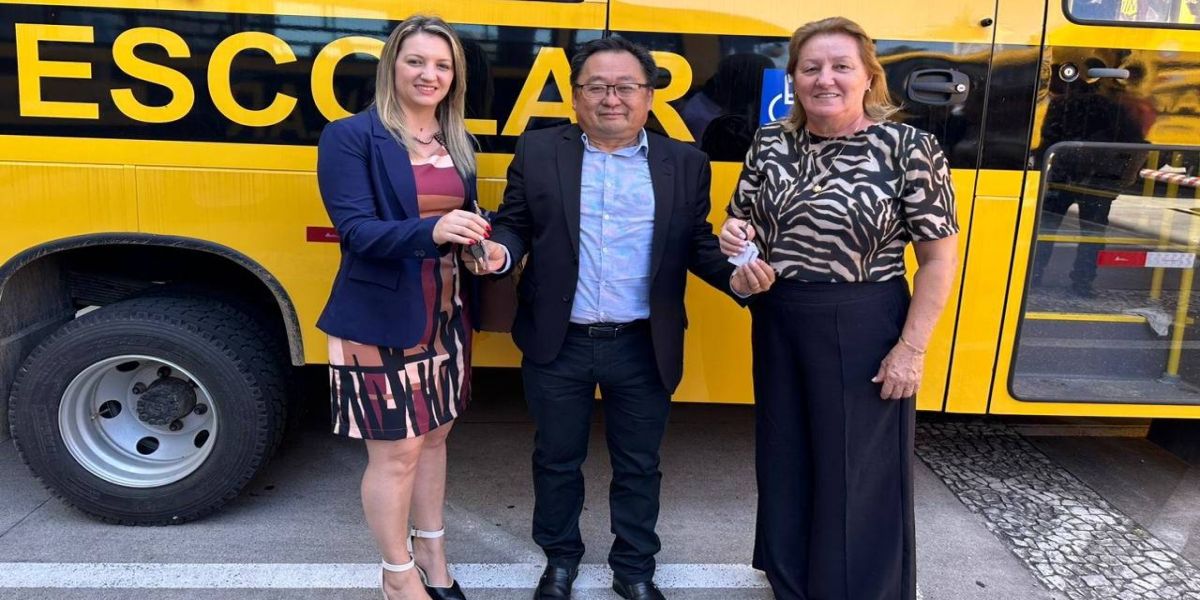 Cafelândia conquista dois ônibus escolares em parceria com deputados estaduais