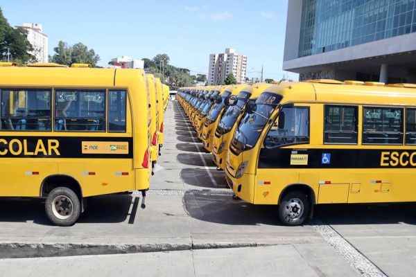 Governo do Paraná entrega ônibus escolares para rede pública em seis cidades do oeste paranaense