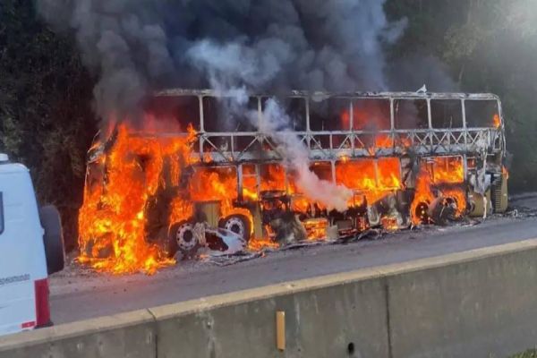 Ônibus de turismo pega fogo e fica destruído em trecho da BR-277, no litoral do Paraná